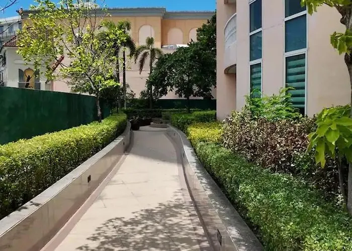 Venice Luxe Retreat, Type, 2 Beds, Pool, Kitchen, Netfilx, Canal Mall Access For 3 Guests Only Apartment