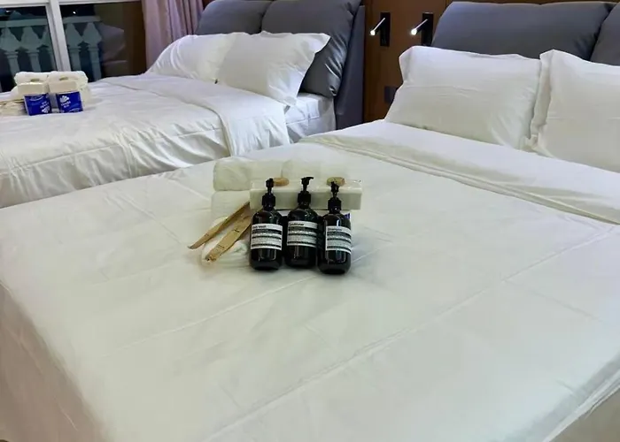 Venice Luxe Retreat, Type, 2 Beds, Pool, Kitchen, Netfilx, Canal Mall Access For 3 Guests Only * Manila