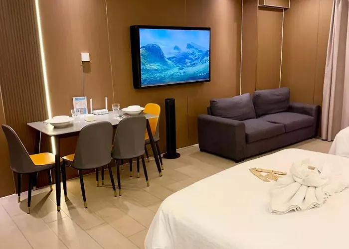Venice Luxe Retreat, Type, 2 Beds, Pool, Kitchen, Netfilx, Canal Mall Access For 3 Guests Only Apartment Manila
